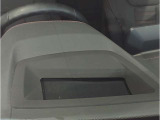 【ヘッドアップディスプレイ】現在の車速表示や目的地へのルート案内やメディア関連のリストを表示する事が可能です。視線移動を減らす事によりドライブに集中して頂けます。
