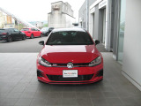 専用エアロとレッドボディが際立つ迫力のフロントフェイス。通常のGTIとは一線を画す、TCRならではの存在感です。