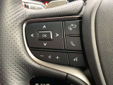 運転中、オーディオの操作をしてて、ハッとしたことはありませんか?ステアリングスイッチは、運転中でもハンドルでオーディオの操作が可能です。安全なドライブをサポートします。