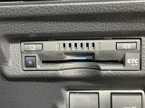 【ETC】有料道路を利用する際に料金所で停止することなく通過できる、ETC車載器(ノンストップ自動料金収受システム機器)が装備されています。セットアップを行うことで利用可能になります。