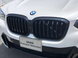 左右のブラック・キドニー・グリルの中心にはBMWのエンブレムが鎮座し、個性を放つデザイン性を兼ね備えました。