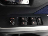 運転席のパワーウインドスイッチで全席窓の開閉・ロック操作ができます。