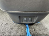 運転席・助手席にはシートヒーターがございます。