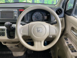 インテリアに合わせたデザインのステアリングは、運転される方のことも考え、運転しやすい形状、大きさです。是非一度、実際に触ってお確かめください。
