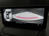 上空から俯瞰した映像で周囲の状況を確認出来る360&deg;ビューモニターです。これなら狭い駐車場でも安心ですね。また、隠れたお子様やいつの間にか置かれたカートも確認出来ますね。