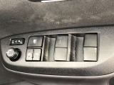 パワーウィンドのスイッチです。運転席に座りながら、助手席や後席の窓を開け閉めできるので大変便利ですよ。