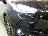 LEDヘッドライトです。デザイン性がよくとても明るいので、夜間の走行や悪天候でも安心です。しかも長寿命!