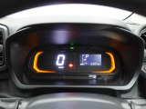 【自発光式デジタルメーター】スピードメーターはデジタル表示です。また、燃費のいい運転をすると、イルミネーションがアンバーからグリーンへ。グリーンの状態を長く保つだけで上手にエコドライブができます。