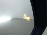 【BSM(ブラインドスポットモニター)】・・・隣の車線を走る車両をレーダーで感知。車両を感知するとドアミラーに搭載されたLEDインジケーターが点灯。