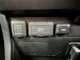 充電用USB端子付き。スマートフォンなどの充電に便利です。