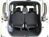 3列目シートは跳ね上げ式で折りたたみ可能です。キャンプ用品など大きな荷物もばっちり収納可能です!