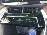 左右独立温度コントロールフルオートエアコンです。運転席、助手席それぞれで独立して温度設定ができます。冷え性の方が乗っても安心ですね♪