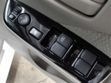 運転席から左右のドアミラーの開閉が可能です♪駐車場でのドアミラーの折り畳みが簡単です♪