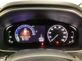 ハイブリット車専用のメーターです。右側の大型スピードメーターに加え、ステアリングスイッチを使って左のサブデスプレイで燃費や動力伝達などの情報が見れるようになっています。