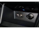 小物の収納に便利なセンタートレイには携帯等のデバイスの充電可能なUSB出力電源付です。