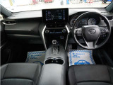 とても握りやすいステアリング!運転手の気持ちがそのまま伝わるかのような反応をしてくれます!小物入れや各ボタンの配置にこだわり、とても使いやすいです !視認性も良好なのでロングドライブもお任せ下さい!