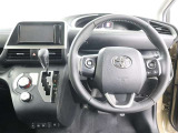 ☆シンプルながら機能性あふれる運転席周りです。 使いやすいスイッチ類の配置によりとても運転しやすいですよ。