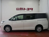 スライドドアは、通常のドアに比べて、車のボディに平行に開閉するので、開けてもスペースをとりません!狭いスペースでも乗り降り楽々です!