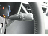 周囲の明るさに連動して、ヘッドライトが点灯・消灯します。ヘッドライトの点け忘れは大きな事故につながりかねません。