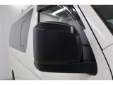ミラーは電動格納ミラーです。ミラーを閉じて入る立体駐車場などでは、有ると便利な機能ですね。