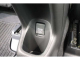 後部座席にも充電ソケットが装備されており、後部座席に座っている方も携帯電話等を充電することができます!