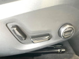【メモリーシート】ドライバーごとに設定したシート位置を記憶して、ボタン一つで切り替えできる便利な機能!運転する方が複数名いらっしゃるご家庭におすすめです。