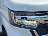 【LEDヘッドライト】悪天候や夜間走行時も良好な視界を確保し安心して運転できる高輝度LEDヘッドライトを装備!点灯速度が早く、消費電力も抑えられています。