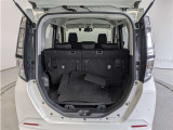 とても広々、大きな開口部の荷室スペースですね。 開口部広々だから、大きな荷物も楽々収納出来ちゃいますね。 荷物スペースは広いほうがいいですよね。