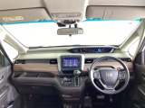 運転席は、大きな座面と包み込むような背もたれがドライバーの身体全体をしっかり支えます。上質なシート素材と座り心地のよいクッションを採用し、長時間の運転やコーナーの多い道も快適です