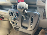 インパネシフトなのでハンドルからの距離も近く、スムーズに操作できます!また、足元が広くなりすっきりしますので、体格が大きな方でも快適に運転いただけます。