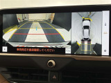 バックカメラの他に上から見下ろしたような画像が見れるアラウンド(全方位)モニター。前後左右を把握できる、すごい機能が装備されています!