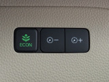 【eコンスイッチ】低燃費運転をサポートするECONモード。スイッチをONすると、エンジンやトランスミッション、A/Cなどを協調制御し、燃費の向上に貢献。エコドライブの効果を高めます。