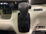 CVT車のセレクトレバーです。低速から高速まで、変速ショックのないスムーズな走りを実現するとともに、エンジン効率のよい領域を維持することで燃費にも貢献します。