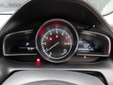 CX-3のメーター部です。華美な装飾を避け、必要な情報を瞬時に読み取れる様にデザイン・配置されています。