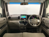 【前方視界】開放的な前方視界!運転がしやすく疲れにくいです♪窓が大きく、見通しがとっても良いおクルマですよ♪