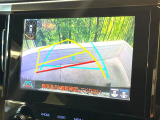 【バックカメラ】駐車時に後方がリアルタイム映像で確認できます。大型商業施設や立体駐車場での駐車時や、夜間のバック時に大活躍!運転スキルに関わらず、今や必須となった装備のひとつです!
