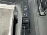 狭い駐車場で便利な電動格納ドアミラーが付いています。