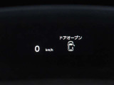 【オプション=デジタルパッケージ】ヘッドアップディスプレイは視認性が非常に良く、運転時の視線を逸らさず様々な情報の確認が行えます。