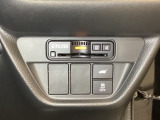 ハンドルの右下にETC2.0がついています。高速道路の料金所の通過も楽々です。 カードの取り出しもしやすい場所についています。その下には車内で操作のできる、電動テールゲートのスイッチもついています。