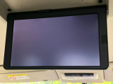 【フリップダウンモニター】大画面モニターで後席でもエンタメをお楽しみいただけます。小さなお子様にも大人気の装備です♪