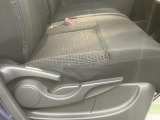 運転席シートが破れ・しわ・へたりがあります。