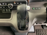 シンプルでとても使いやすいインパネシフトに、パーキングブレーキは、フットブレーキタイプです。
