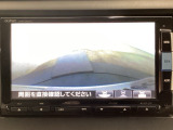【バックカメラ】運転が苦手な方も車庫入れラクラクです!ギアをリバースに入れれば自動的に切り換わりますので、面倒な操作は不要です♪狭い駐車場もお車を傷つけず安心ですね!