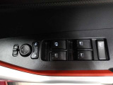 運転席から左右のドアミラーの開閉が可能です♪駐車場でのドアミラーの折り畳みが簡単です♪