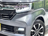 【LEDヘッドライト】悪天候や夜間走行時も良好な視界を確保し安心して運転できる高輝度LEDヘッドライトを装備!点灯速度が早く、消費電力も抑えられています。
