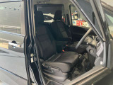 運転席、助手席です。座面も広くゆったりと座れてアームレストも付いているので重宝します。