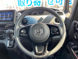 インテリアに合わせたデザインのステアリングは、運転される方のことも考え、運転しやすい形状、大きさです。是非一度、実際に触ってお確かめください。