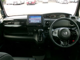 大きなフロントガラスで広々とした視界の運転席まわりです。