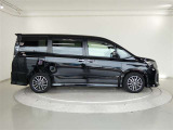 両側パワースライドドア付きだから、狭い駐車スペースなどでの 乗り降りラクラク!小さなお子さまのいるご家庭には嬉しい装備。