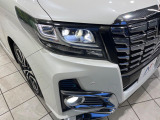 【LEDヘッドライト】悪天候や夜間走行時も良好な視界を確保し安心して運転できる高輝度LEDヘッドライトを装備!点灯速度が早く、消費電力も抑えられています。